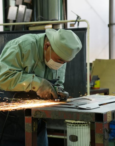 金属加工の現場で作業する職人