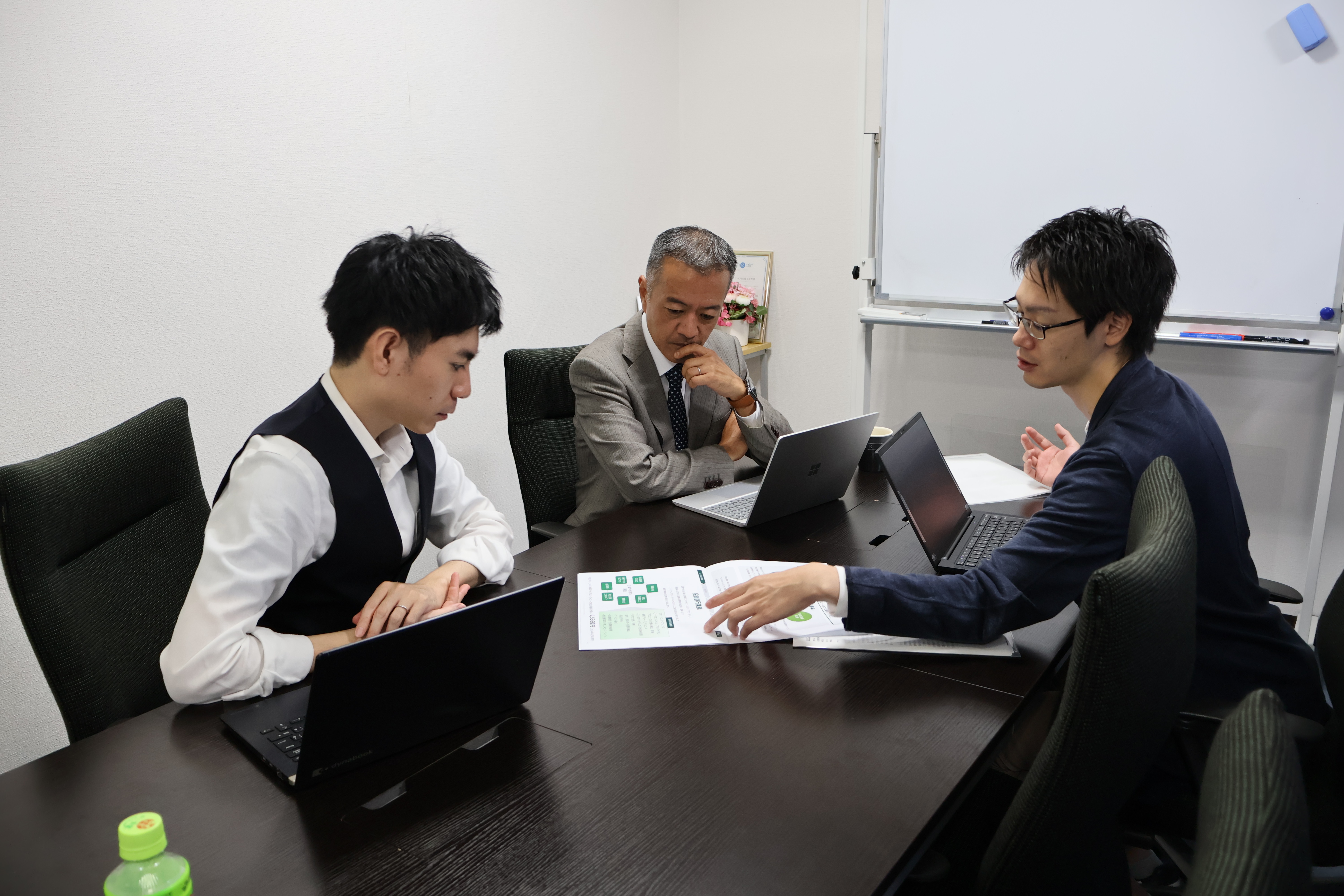 NYCメンバーと相談者が案件資料を確認する打ち合わせの様子