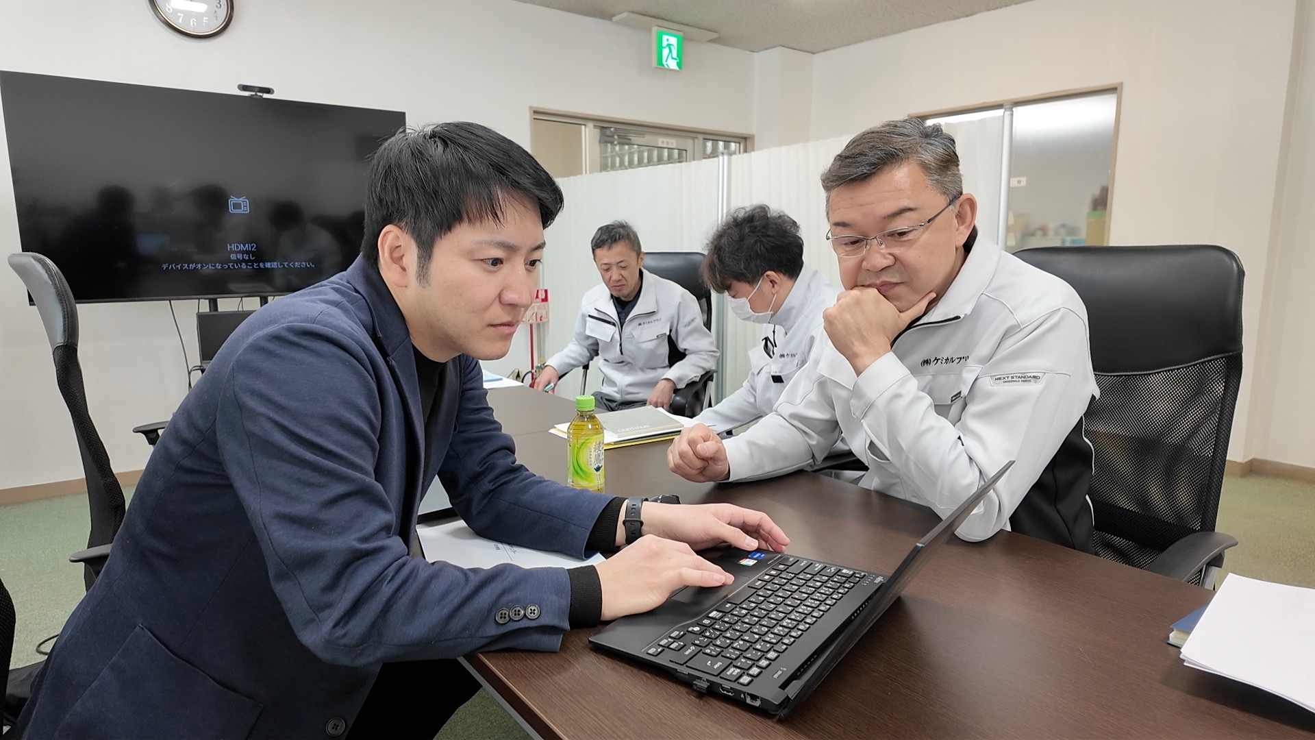 NYCメンバーが投資先と案件資料を確認する様子